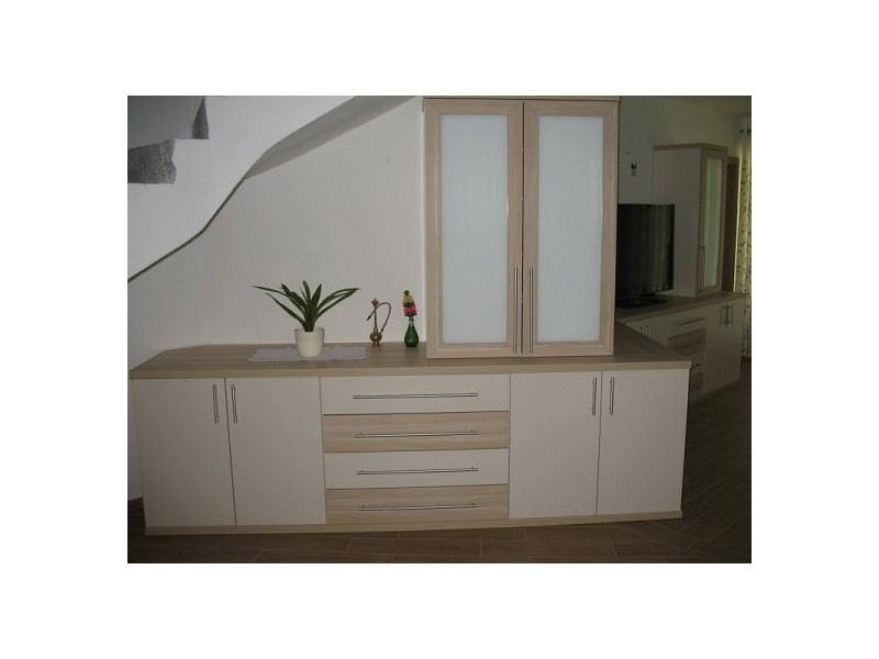 steklena vitrina v dnevni