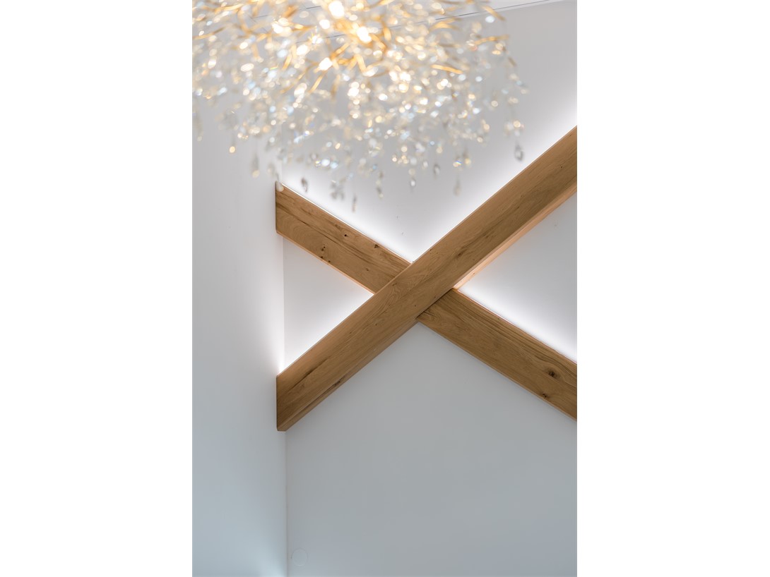 Leseni dekorativni tramovi z LED osvetlitvijo