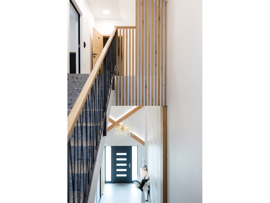Leseni dekorativni tramovi z LED osvetlitvijo