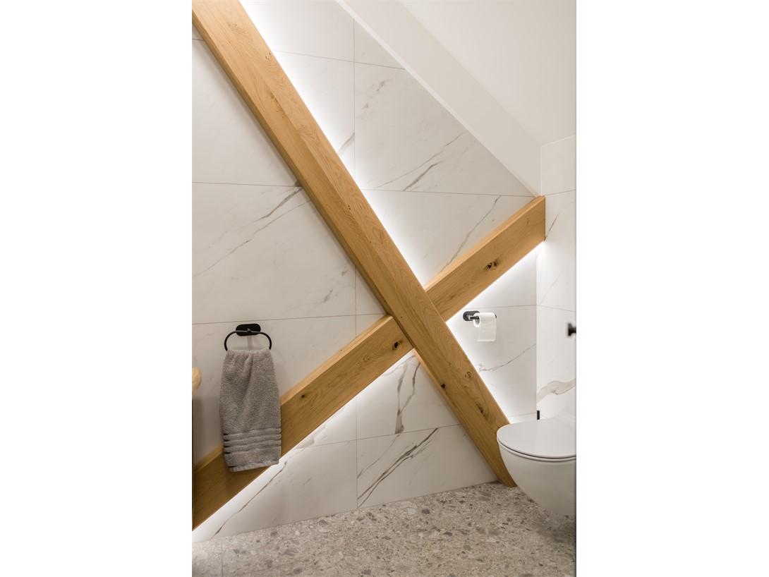 Leseni dekorativni tramovi z LED osvetlitvijo