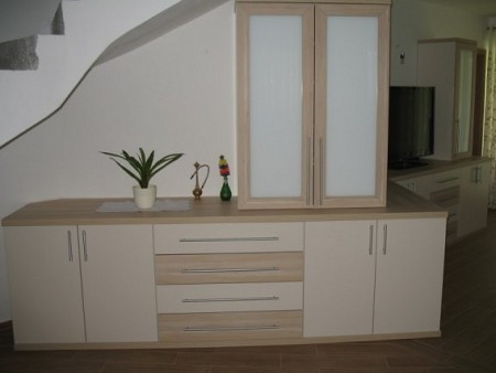 steklena vitrina v dnevni