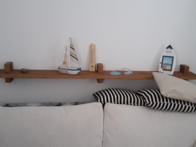 masivna polička iz hrasta